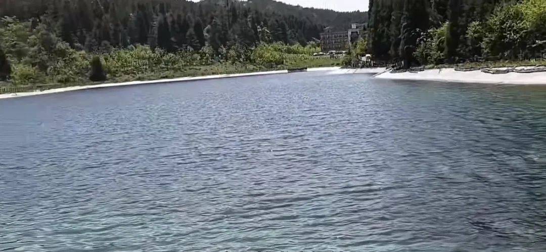 武陵山天池底為304不銹鋼<strong></p>
<p>304不銹鋼</strong>？景區最新回應:304不銹鋼