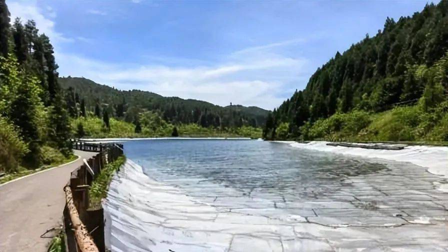 重慶一森林公園天池湖底驚現304不銹鋼 網友吵翻了！:304不銹鋼